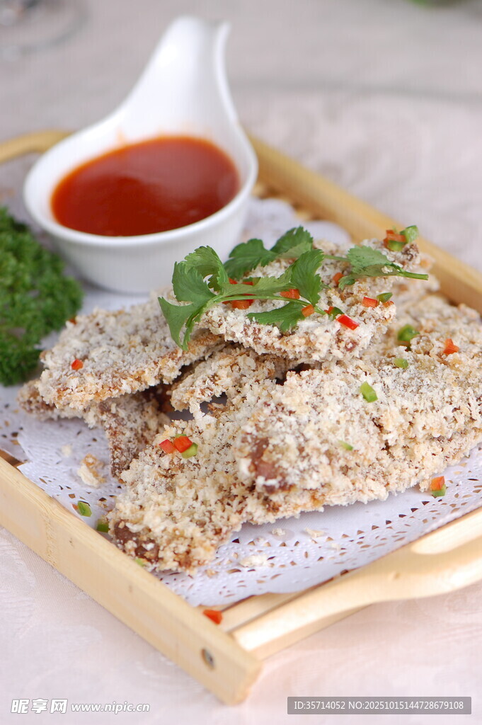 香脆米饼配蘸酱与蔬菜