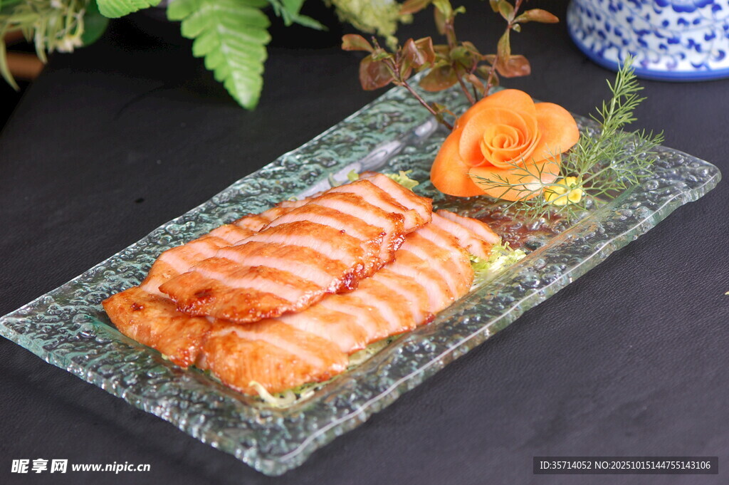 精致摆盘三文鱼刺身