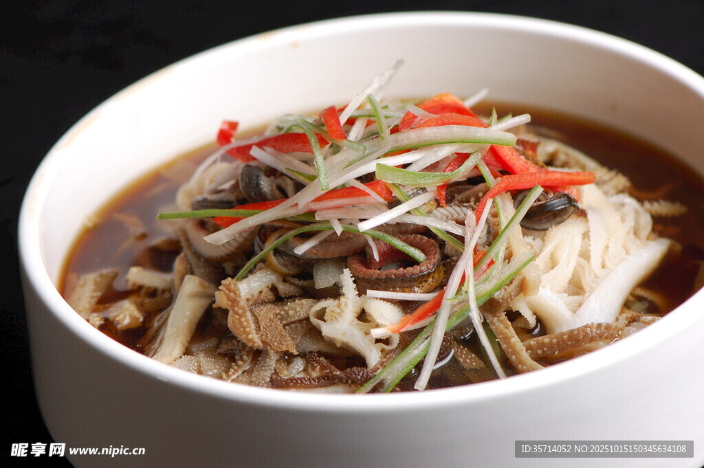 牛肉蔬菜热汤面