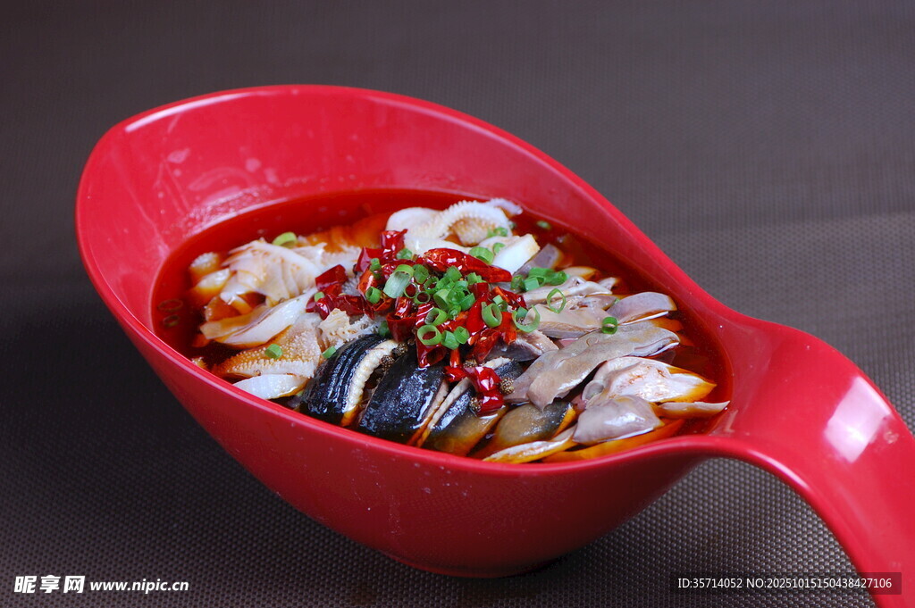 红色碗装美味海鲜汤