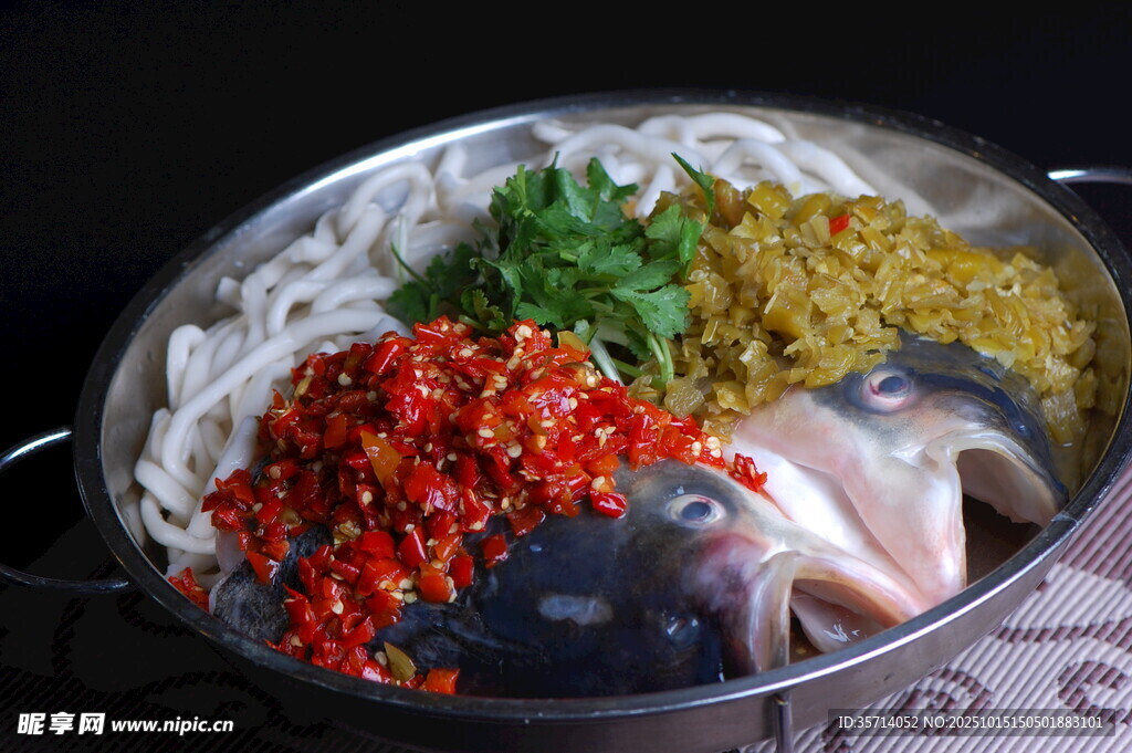 剁椒鱼头火锅待煮食材