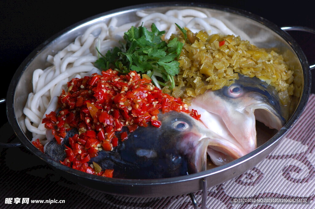 剁椒鱼头配米粉美食图