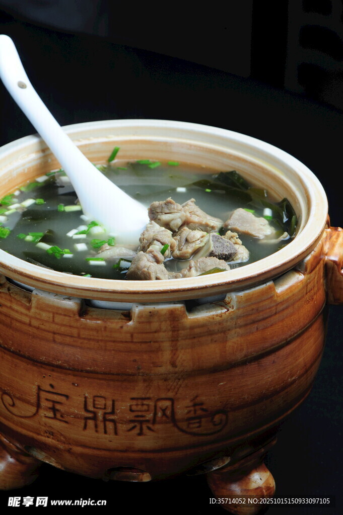 传统砂锅炖煮美味靓汤
