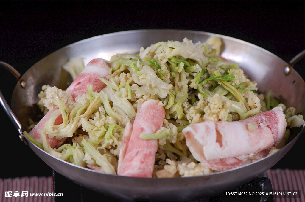 锅中美味蔬菜与肉片