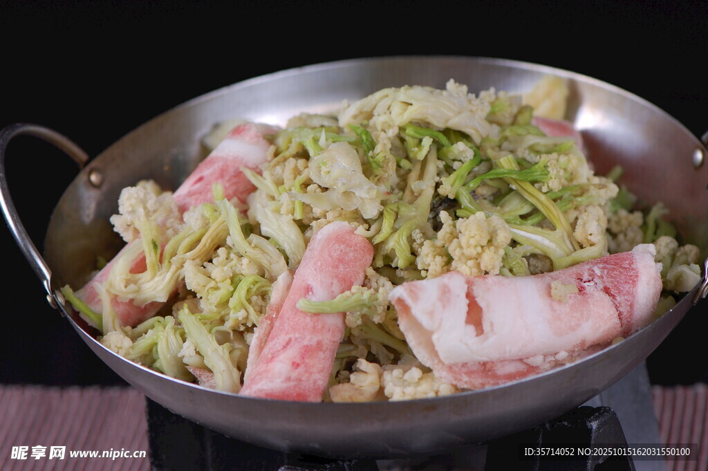 锅中五花肉炒绿色蔬菜