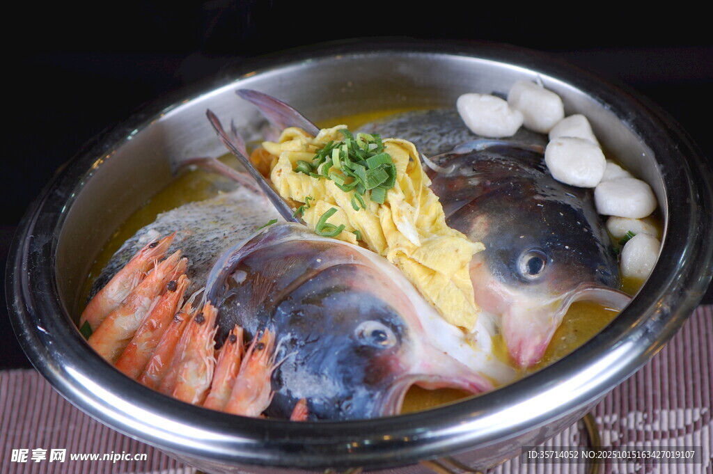 海鲜鱼头火锅美味诱人