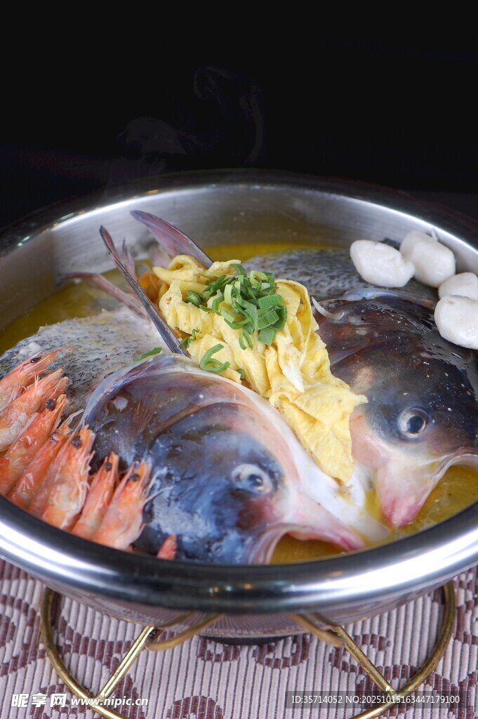 鲜香鱼头火锅美食盛宴