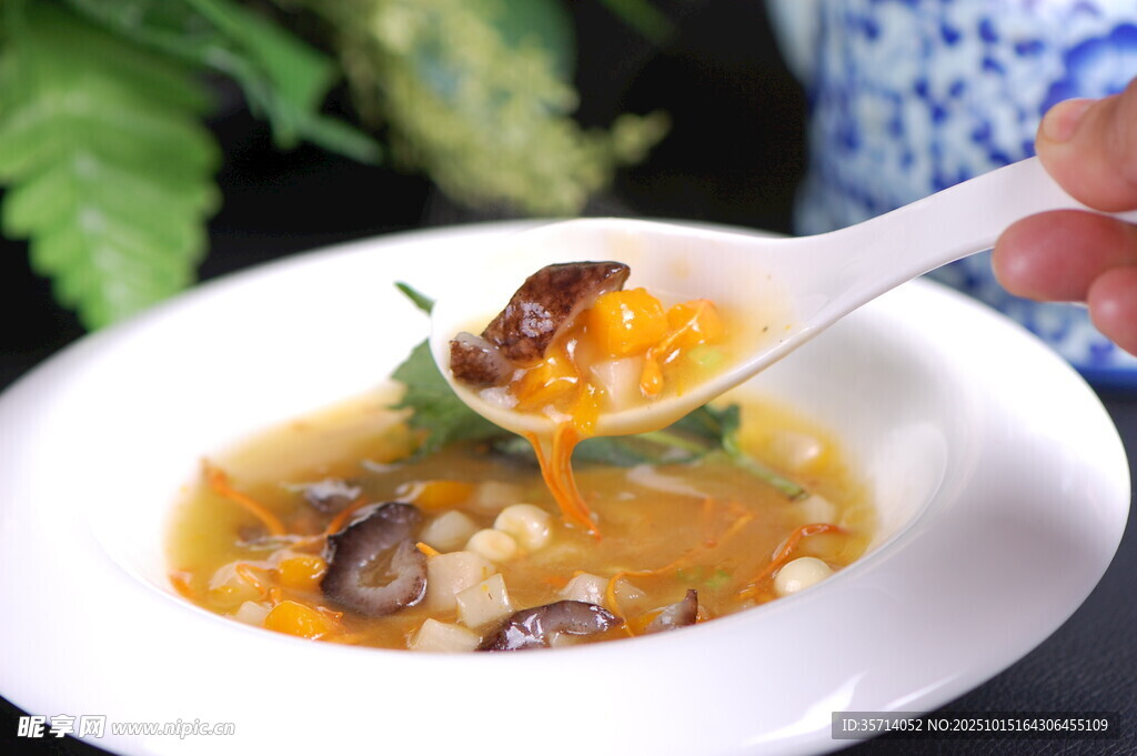 美味菌菇汤一勺好滋味