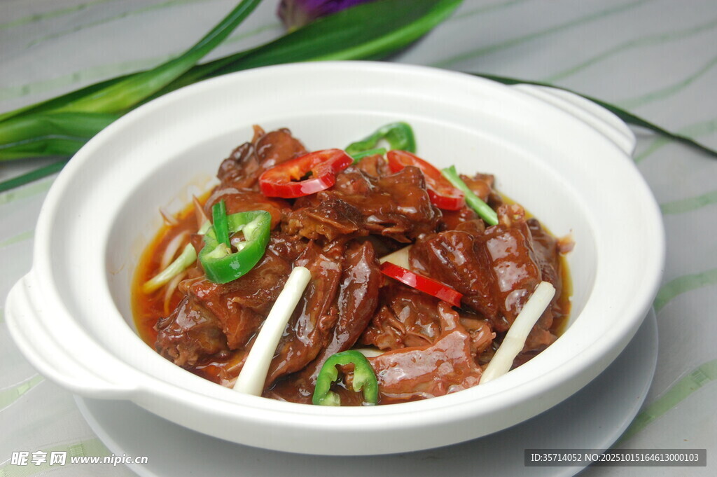 红烧牛肉煲色香味诱人