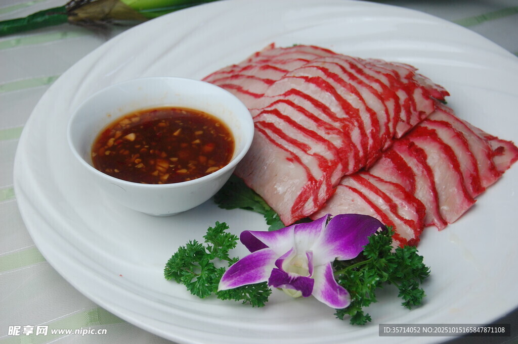 美味五花肉配蘸料摆盘