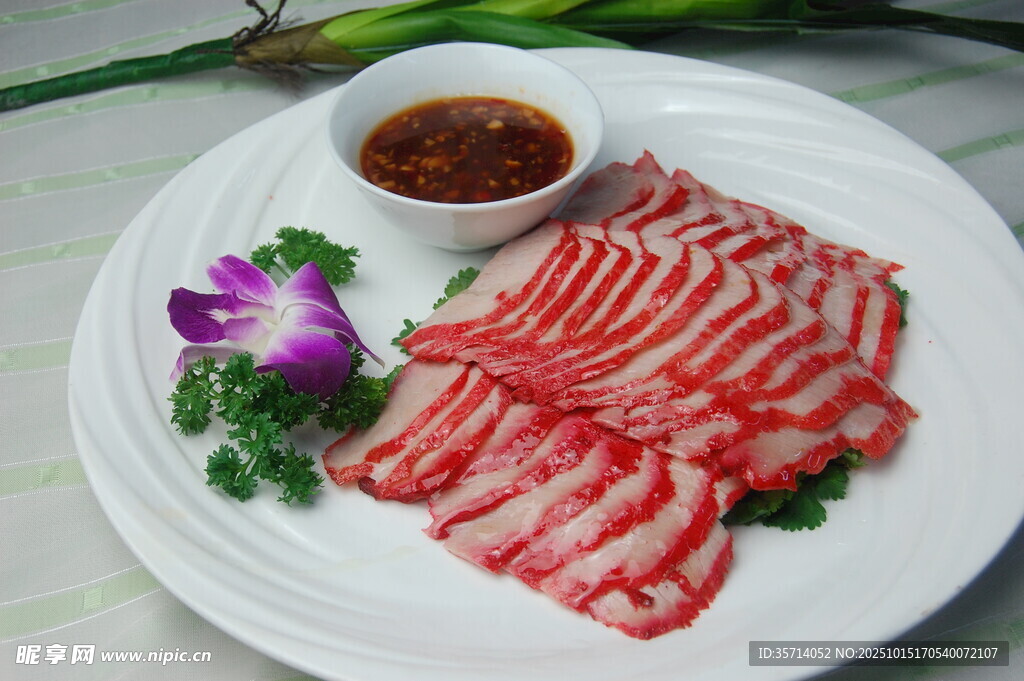 鲜嫩五花肉摆盘配蘸料