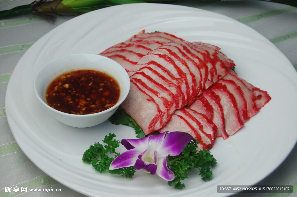 五花肉配蘸料摆盘精致