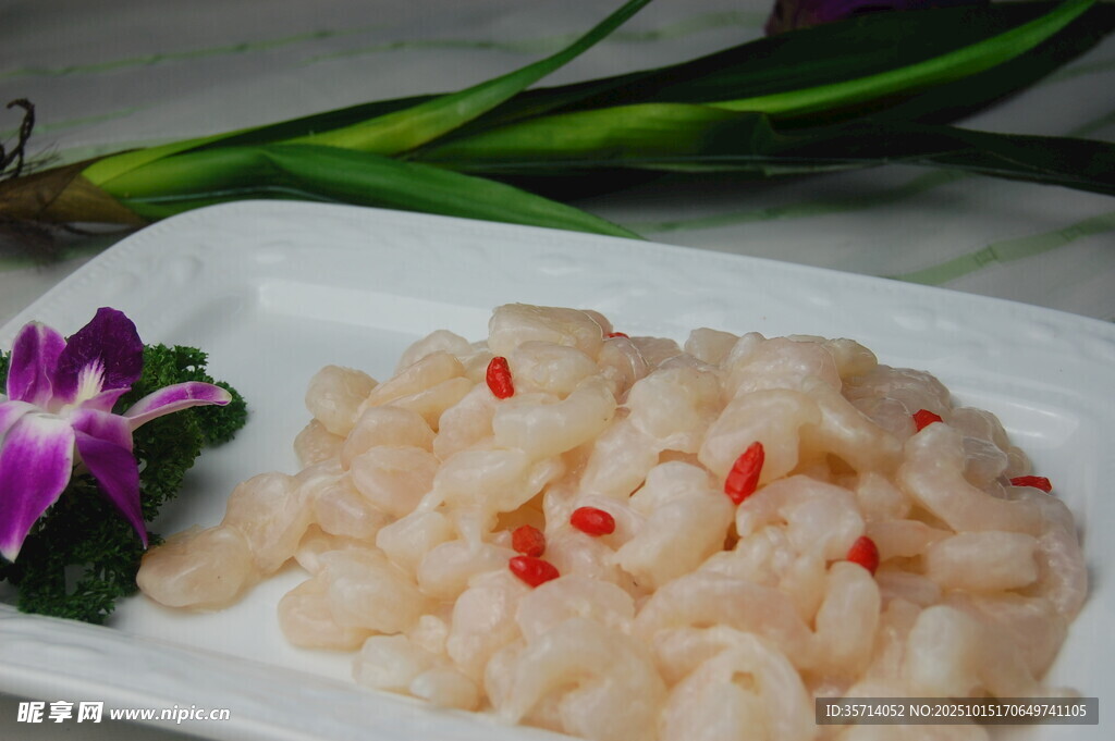 精致虾仁摆盘点缀红椒