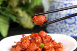筷子夹起美味糖醋排骨