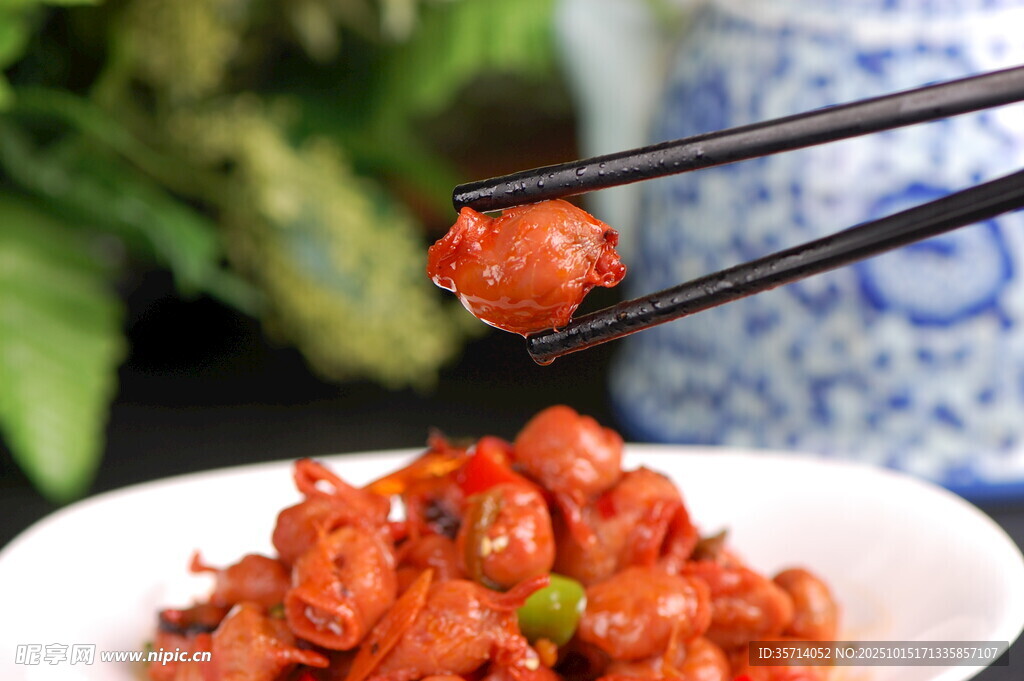 筷子夹起美味糖醋排骨