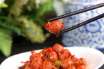 筷子夹起美味糖醋小肉丸