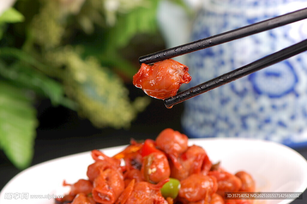 筷子夹起美味糖醋小肉丸