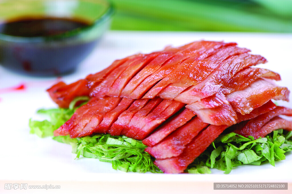 美味酱牛肉摆于翠绿生菜上