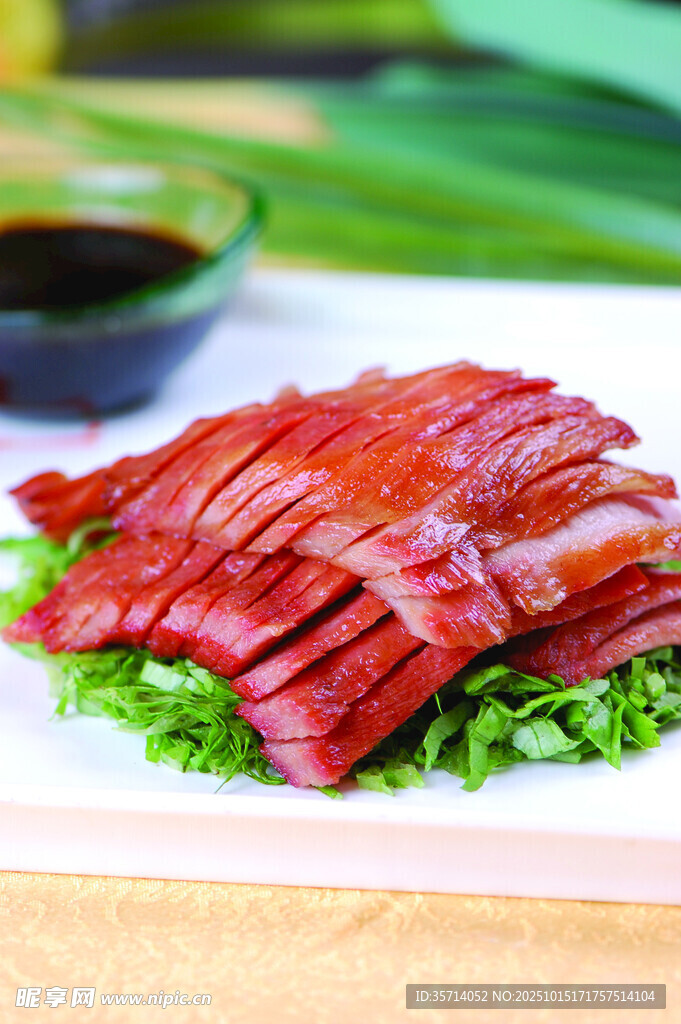 美味酱牛肉配新鲜生菜