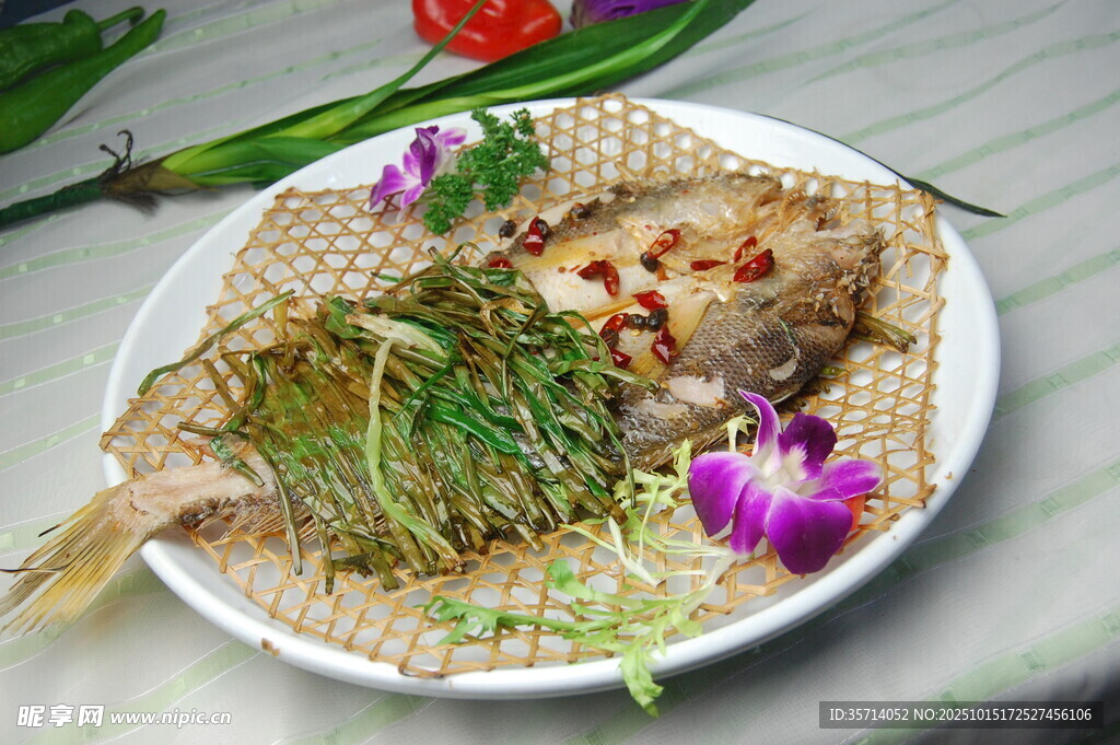 香煎鱼配蔬菜摆盘精致