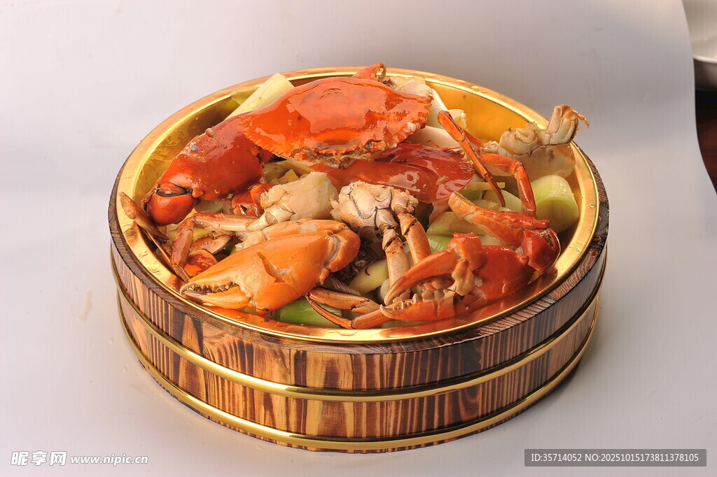 竹制容器中的美味海鲜大餐