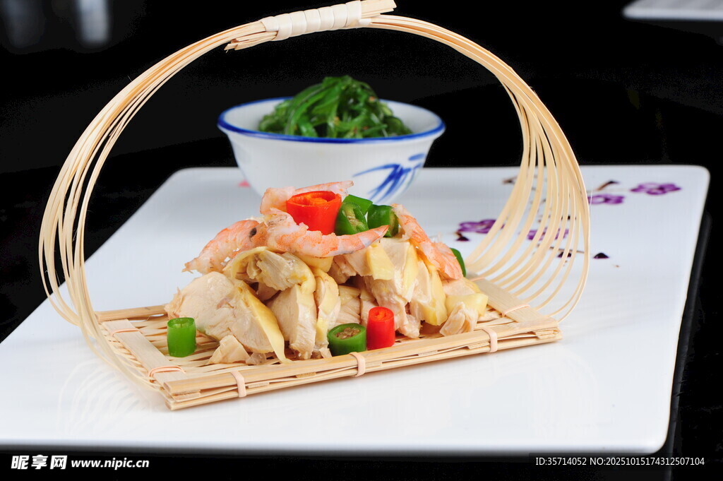 竹篮盛装的美味鸡肉菜肴