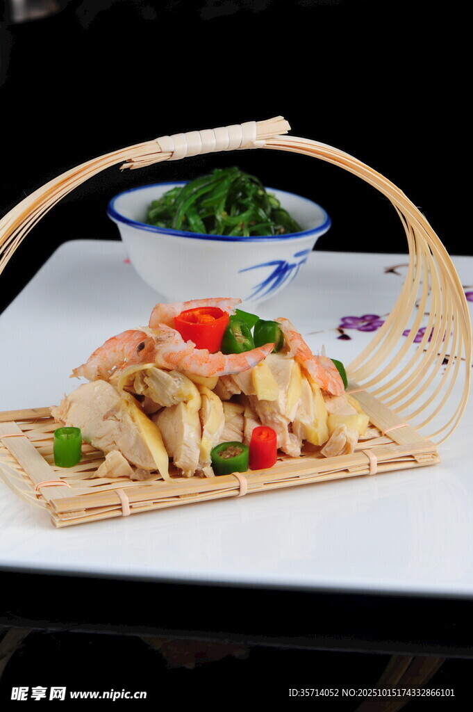 竹篮装盛的美味特色豆腐