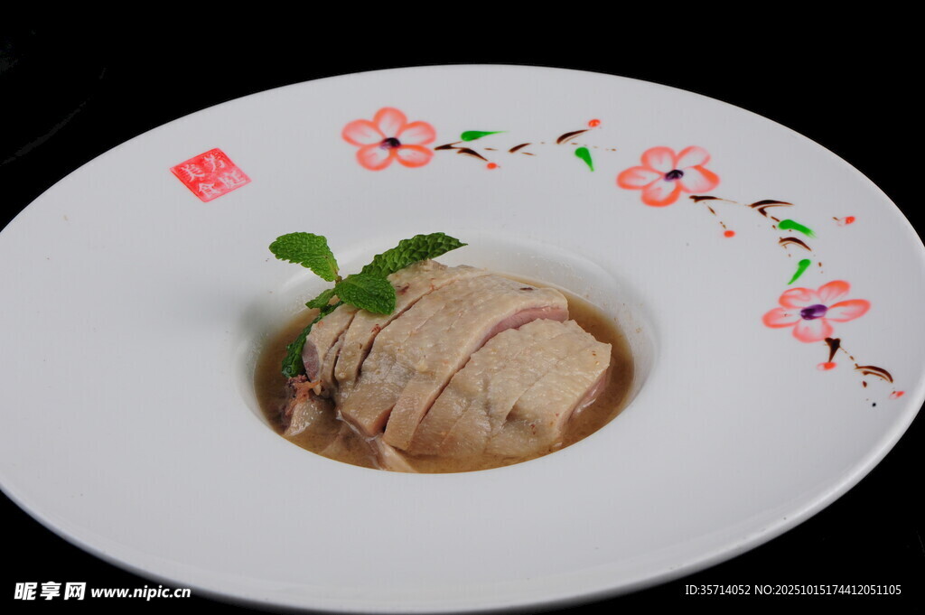 精致摆盘的美味鸡肉料理