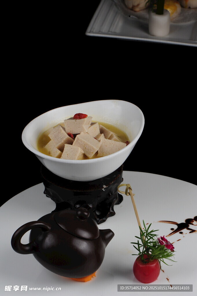 精致中式炖品配精巧茶具