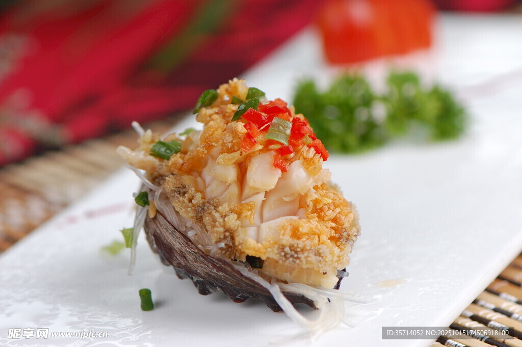 美味扇贝配多彩佐料