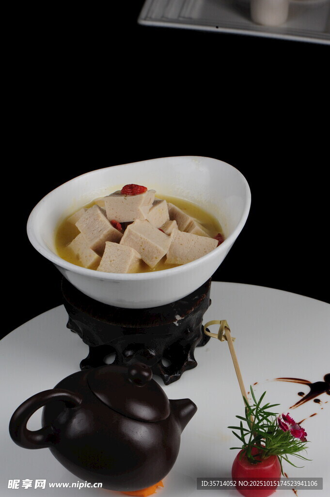 滋补鸡汤配茶具摆件