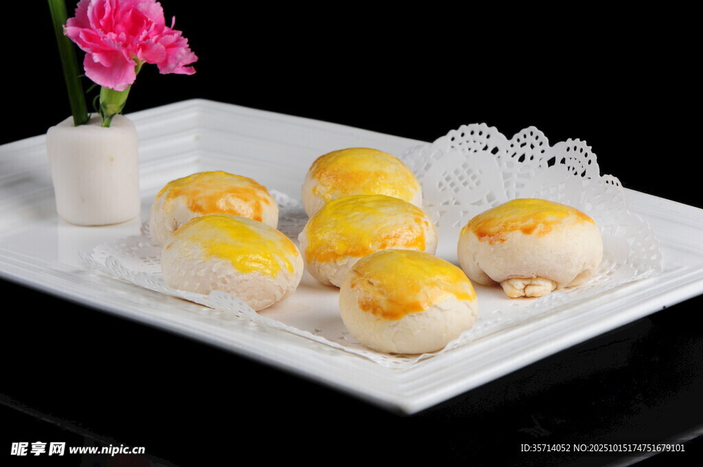 精致蛋黄酥摆放在白盘上