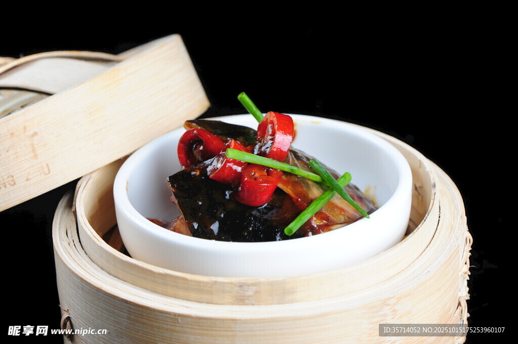 竹制蒸笼中的美味佳肴