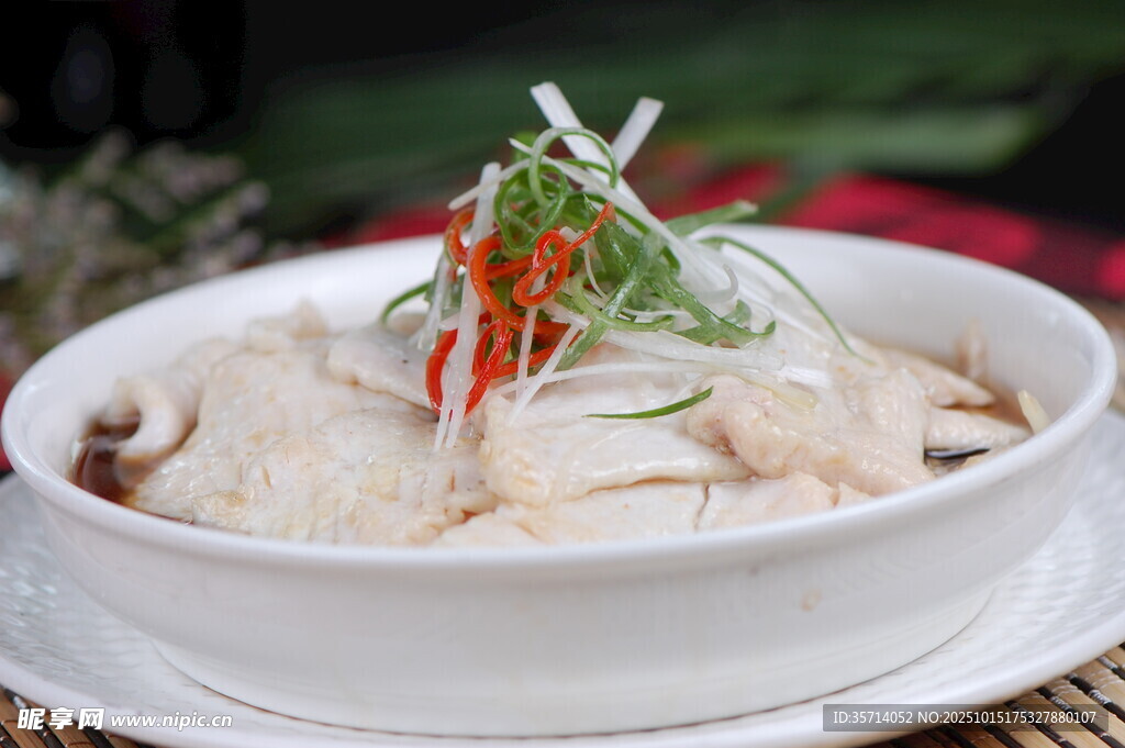 白瓷碗中的美味鸡肉料理