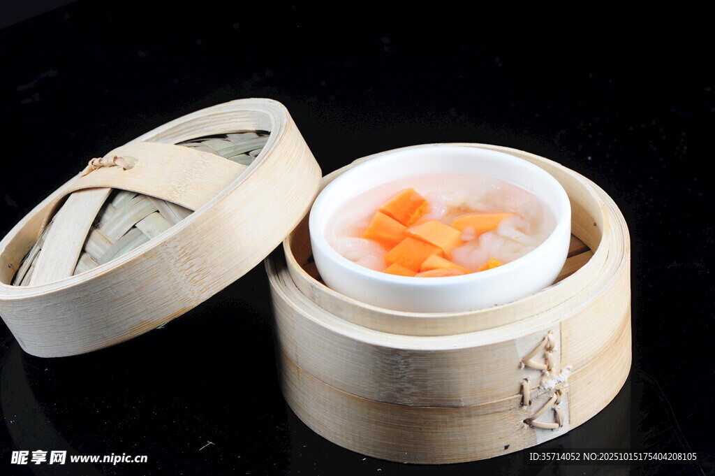 竹制蒸笼中的美味虾仁汤包