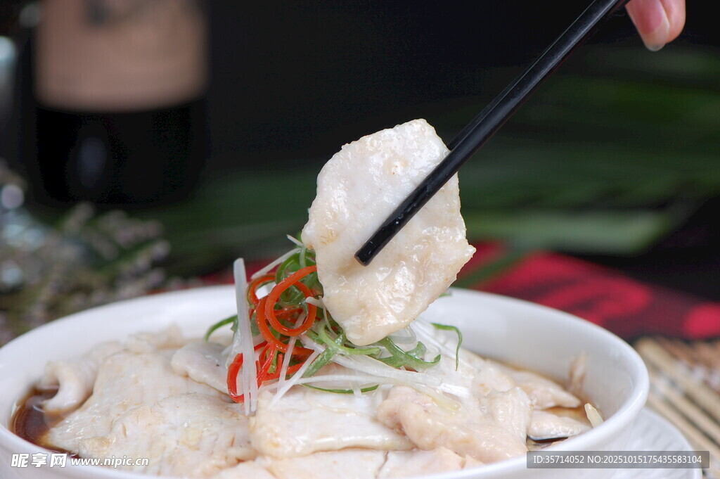 筷子夹起的美味特色鱼片