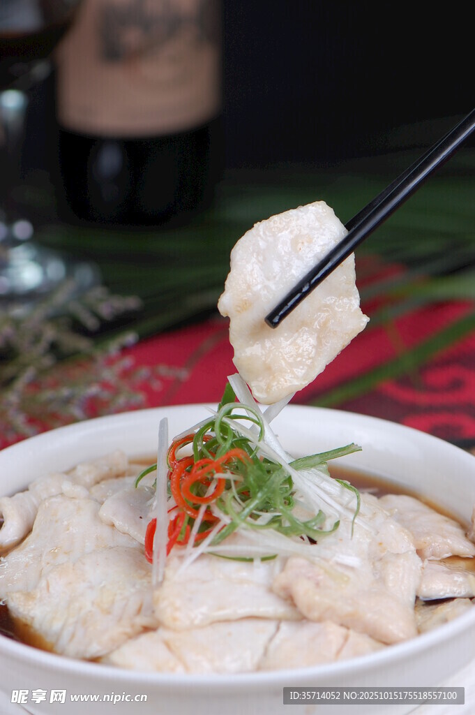 筷子夹起的美味豆腐料理