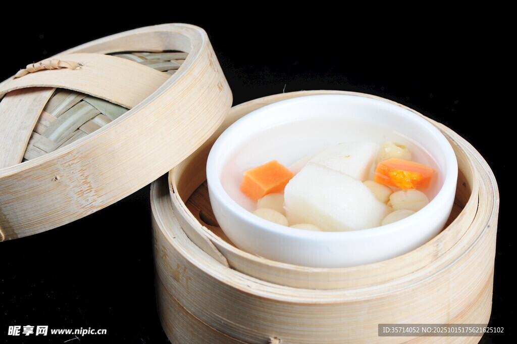 精致小笼包内的多彩馅料
