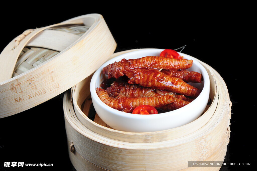 竹制蒸笼中的美味红烧排骨