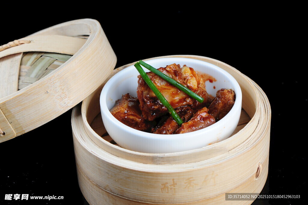 竹制蒸笼中的美味红烧肉