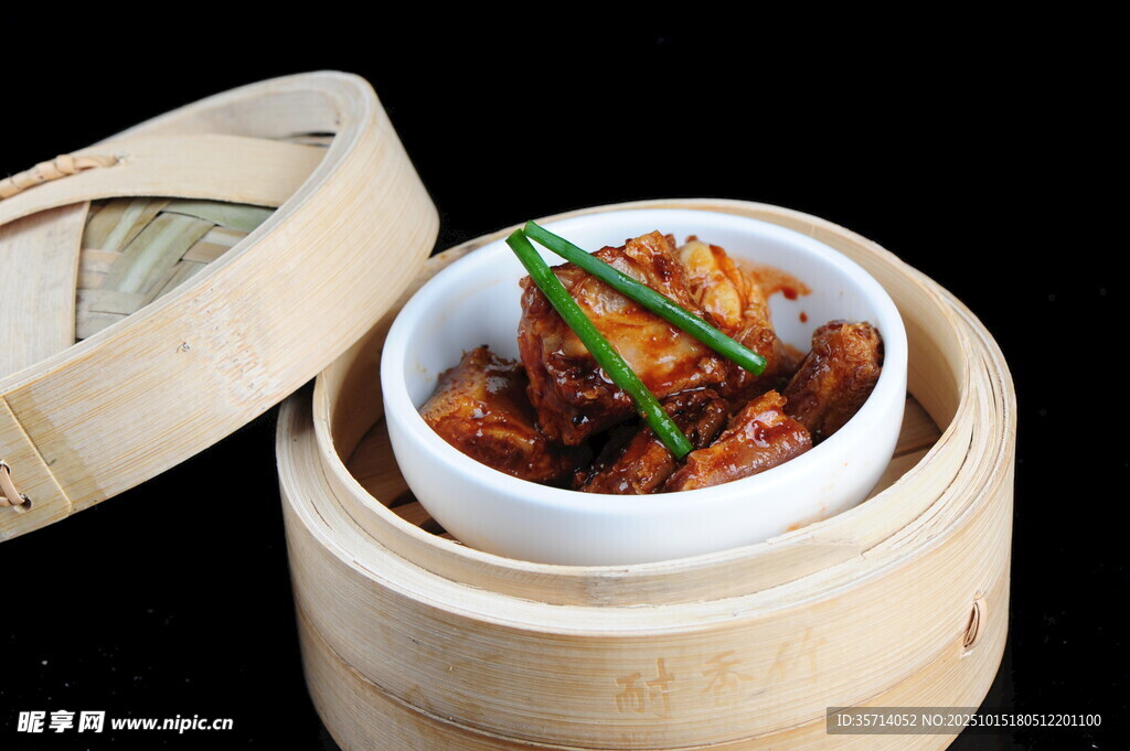 竹制蒸笼里的美味炖菜