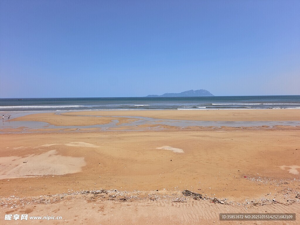 金色沙滩与蔚蓝大海