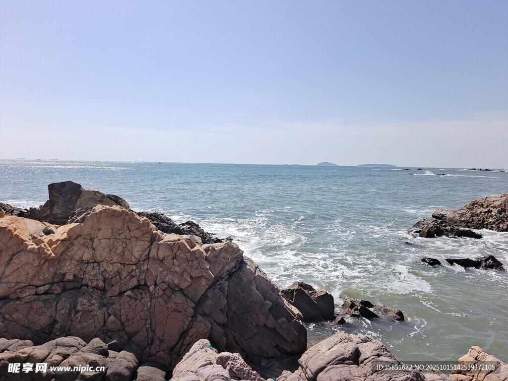 海边嶙峋礁石与辽阔大海