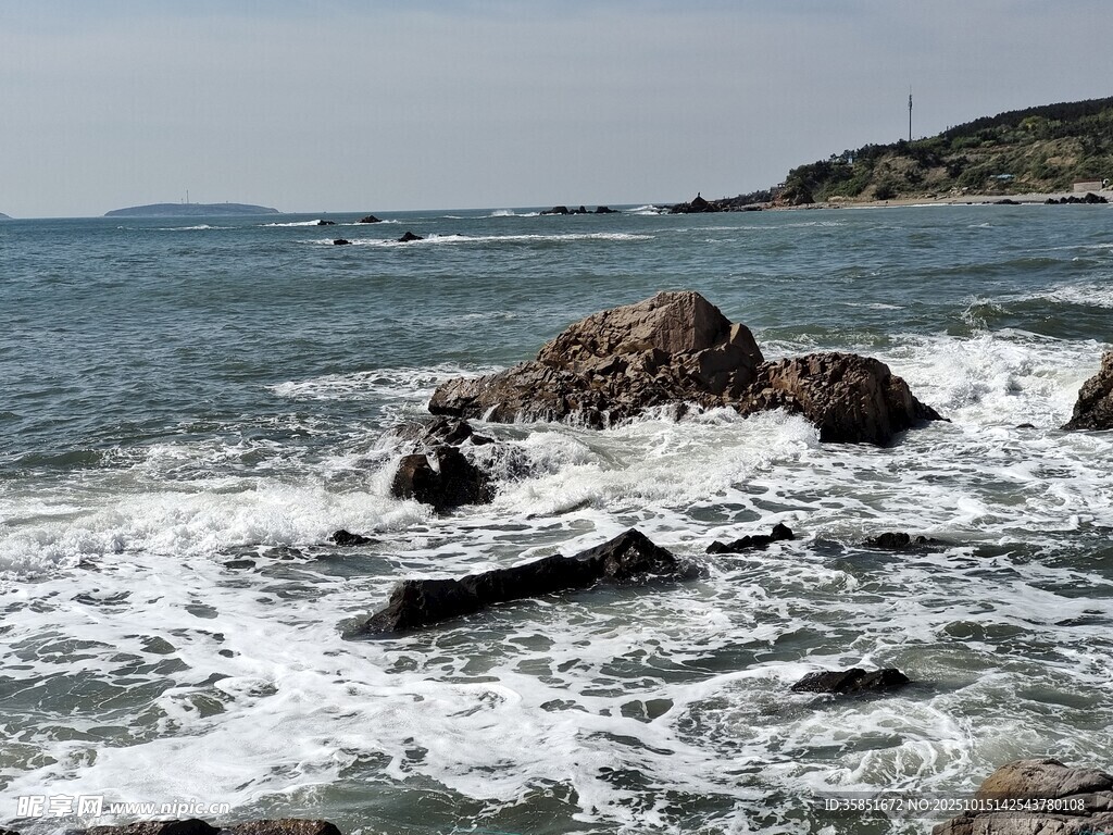 海浪拍击岸边礁石