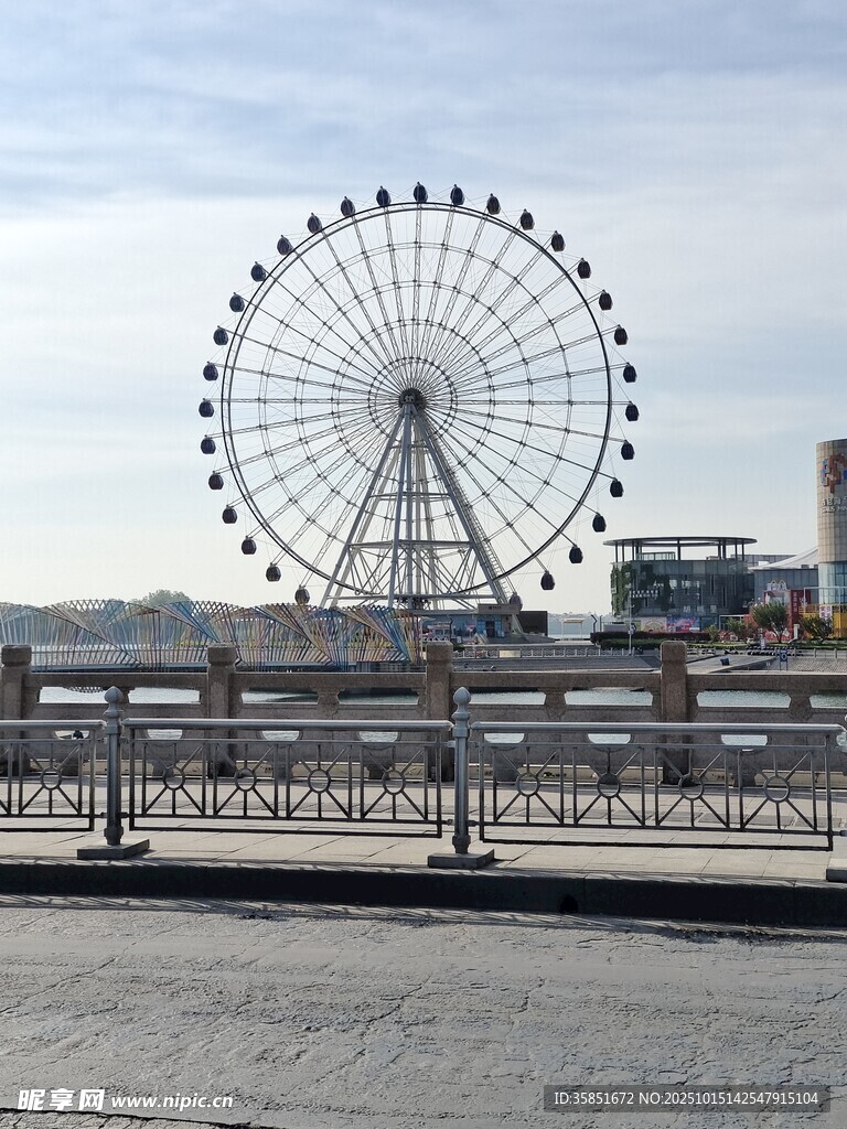 城市中的巨型摩天轮景观