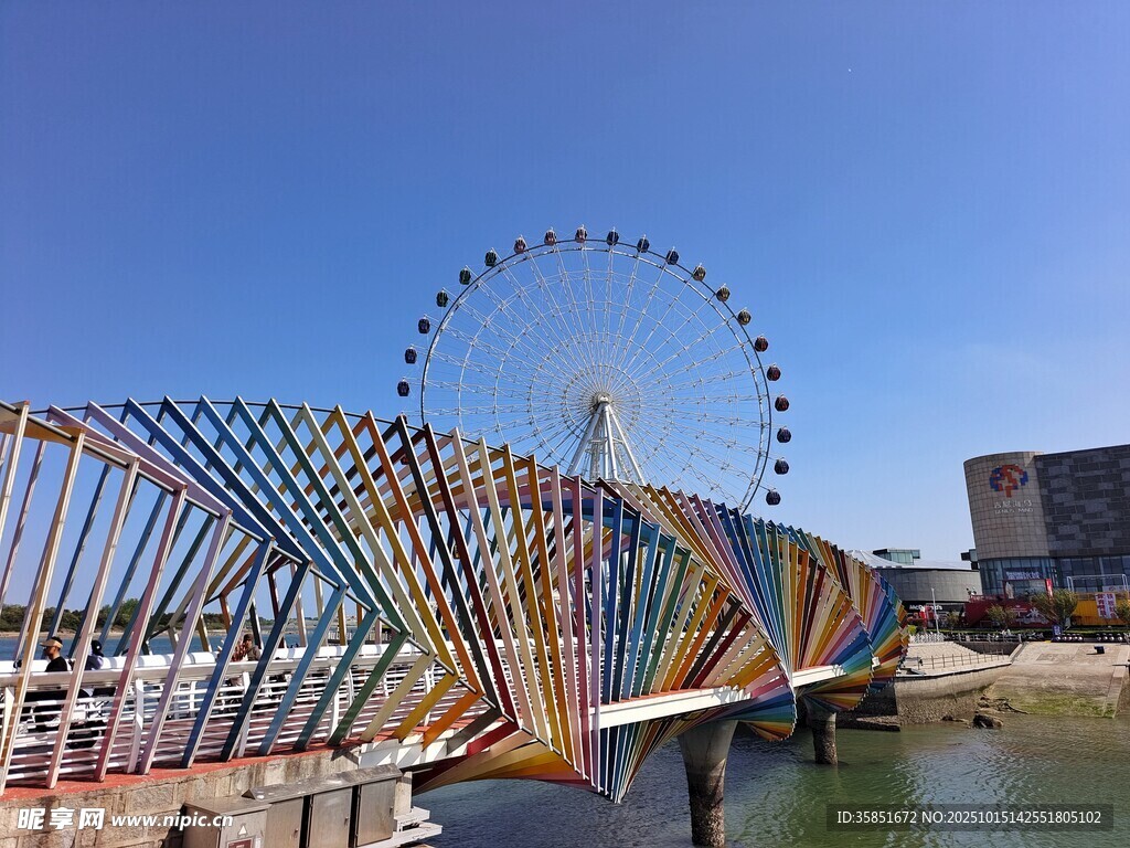 彩色桥梁与远处摩天轮景观
