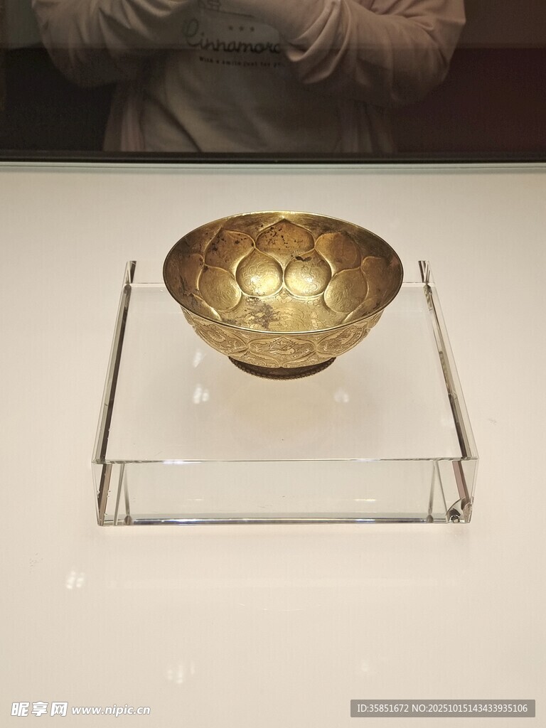 金碗展示于透明架上