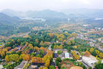 秋日山间小镇斑斓景致