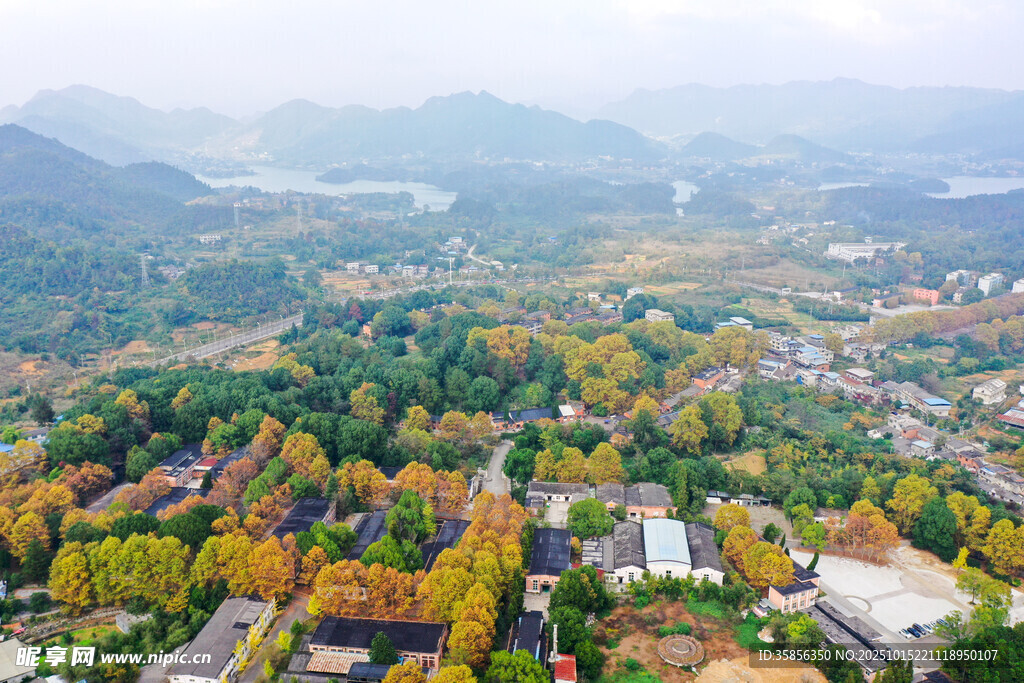 秋日山间小镇斑斓景致