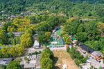 芳华里山林间的村落景观